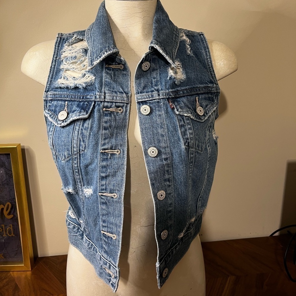 Levi’s destroyed denim sleeveless vest size small Y2K style